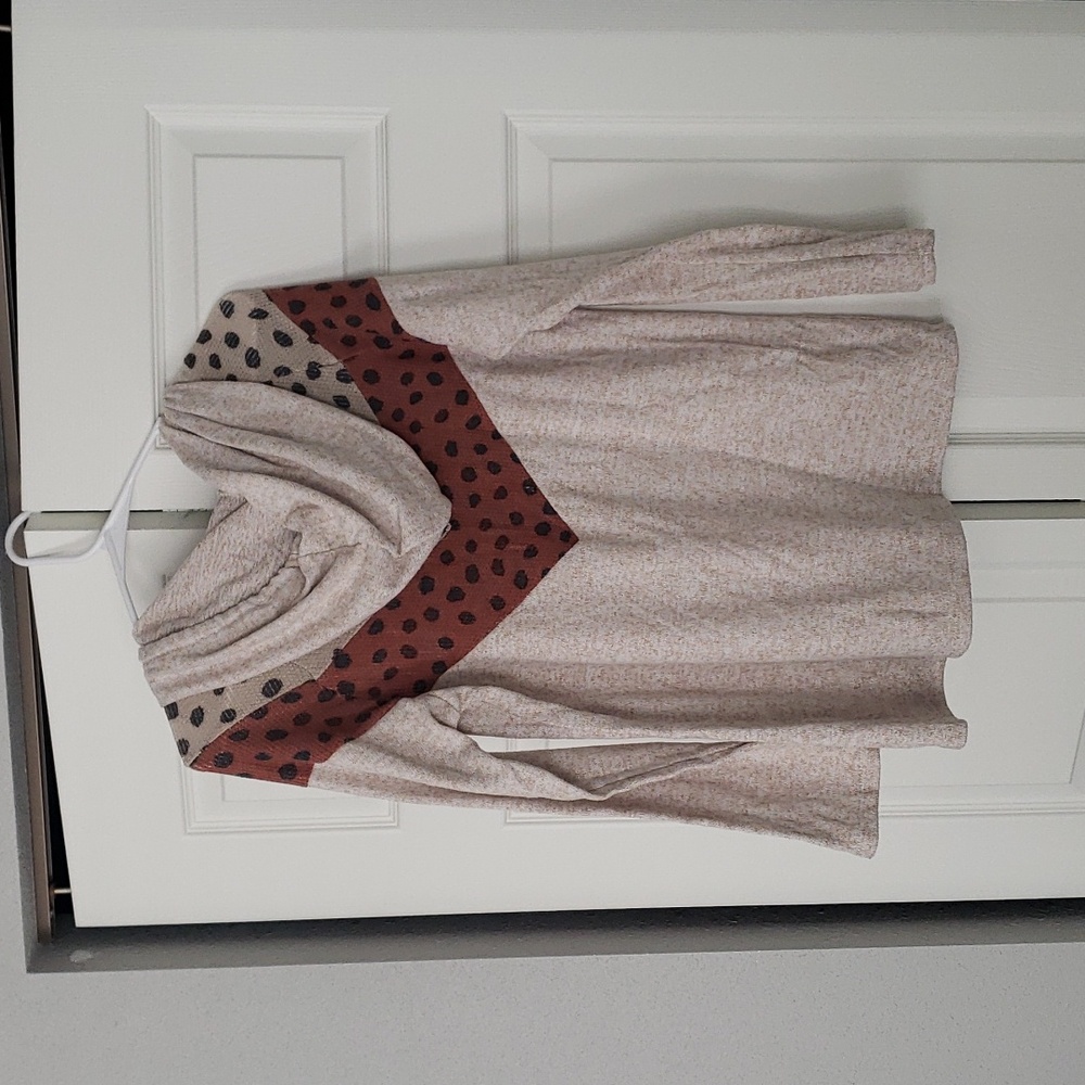 Boutique light weight hooded pullover - Picture 2 of 3